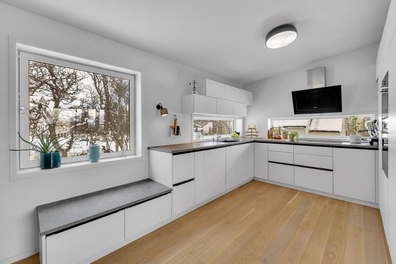 Kais sauna, jacuzzi, cinema&balcony house! Central location Tromsø Extérieur photo