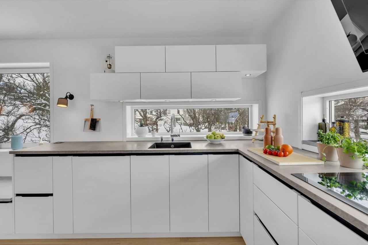 Kais sauna, jacuzzi, cinema&balcony house! Central location Tromsø Extérieur photo