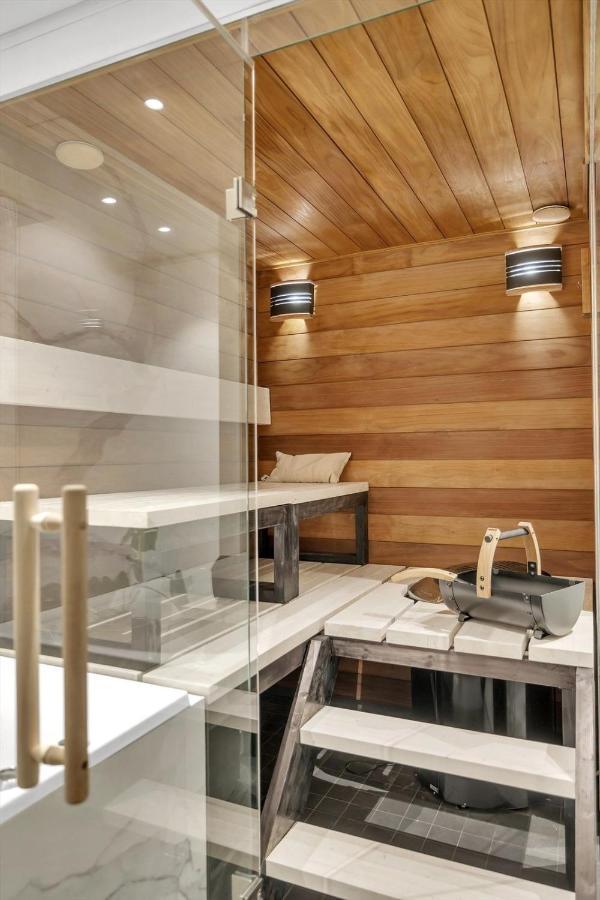 Kais sauna, jacuzzi, cinema&balcony house! Central location Tromsø Extérieur photo